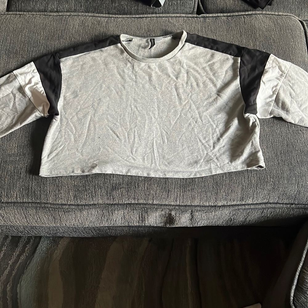 This linen crop top sweater is being sold and it’s comfortable to wear.